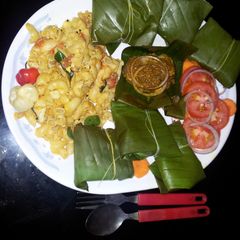 A picture of Fish in Banana leaves.