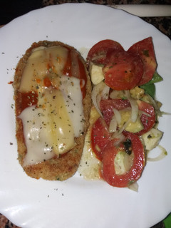 Una foto de Milanesas de berenjena napolitana con ensalada