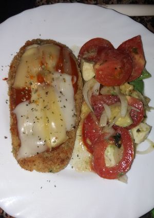 Una foto de Milanesas de berenjena napolitana con ensalada