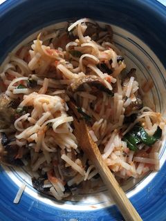 Una foto de Fideos con albahaca, tomate y champiñones