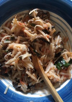 Una foto de Fideos con albahaca, tomate y champiñones