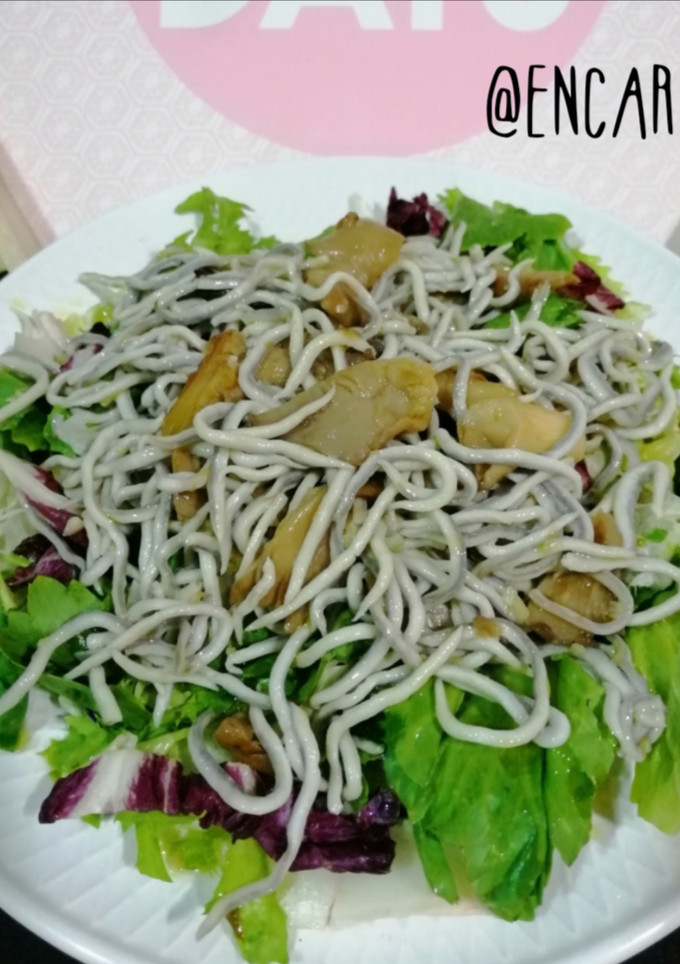 Una foto de Ensalada templada de gulas y setas