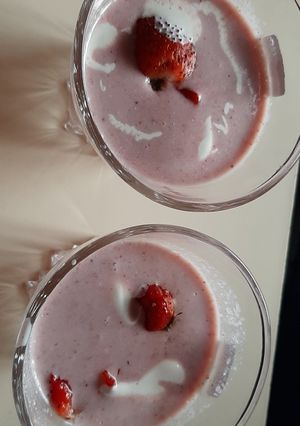 સ્ટ્રોબેરી સ્મુઘી (Strawberry Smoothie Recipe In Gujarati) રેસીપી મુખ્ય ફોટો
