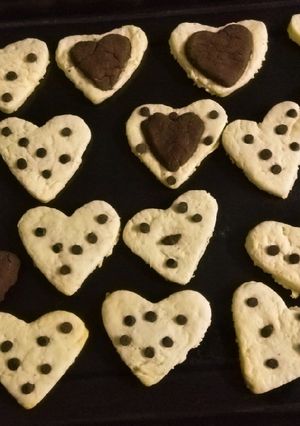 হার্ট শেপড চকো চিপস কুকিজ এবং চকোলেট কুকিজ ( heart shaped choco chips cookies and chocolate cookies রেসিপির প্রধান ছবি