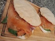 Una foto de sándwich salmón ahumado