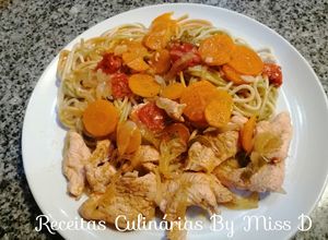 Foto de Bifes de Perú Estufado com Cenoura e Tomate Cherry