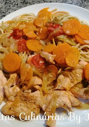 Foto de Bifes de Perú Estufado com Cenoura e Tomate Cherry