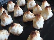 Una foto de cocadas de leche condensada