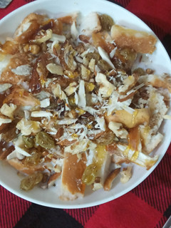 A picture of Umm Ali with left over bread corners.