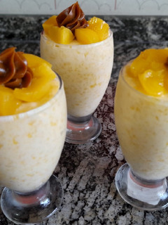 Una foto de Postre de duraznos en almíbar