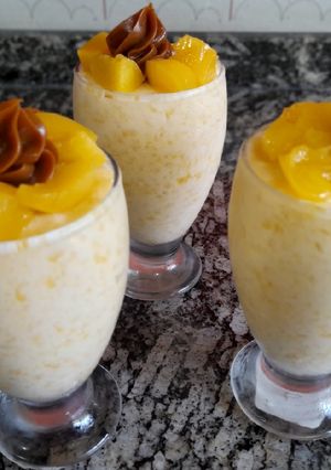 Una foto de Postre de duraznos en almíbar