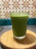 Jugo Verde con Espinacas y Frutas de Temporada con Avena