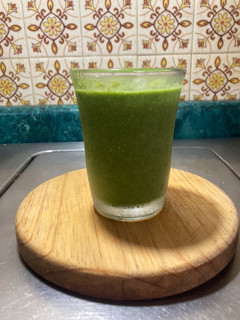 Una foto de Jugo Verde con Espinacas y Frutas de Temporada con Avena
