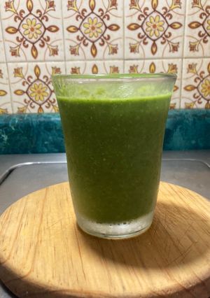 Una foto de Jugo Verde con Espinacas y Frutas de Temporada con Avena