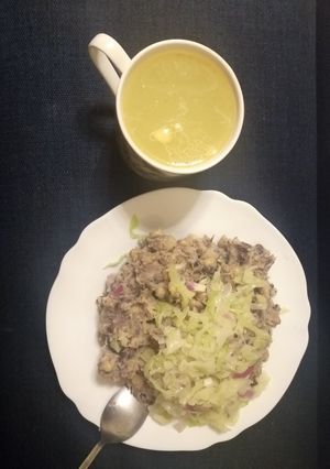 A picture of Mokiomo - njahi with steamed cabbage and bone soup.