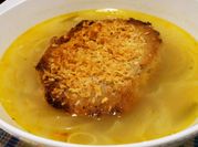 Una foto de sopa de cebolla