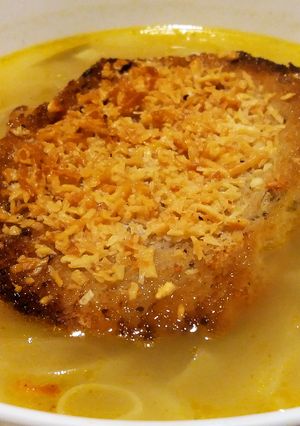 Una foto de Sopa de cebolla a la chilena