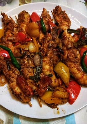 বেকড্ বাটারফ্লাইড প্রন উইথ সতেড ভেজিটেবলস্ রেসিপির প্রধান ছবি