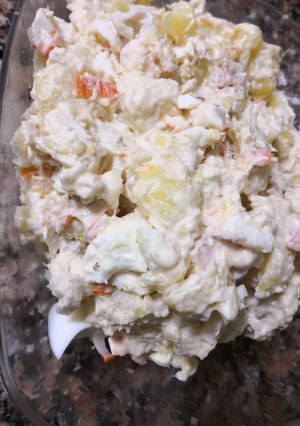 Una foto de Ensaladilla de atún y palitos de cangrejo 🦀