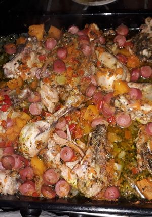 Una foto de Salteado de pollo y salchichas