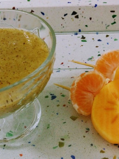 Una foto de Smoothie de kiwi con leche de coco y piruletas de caqui con mandarinas