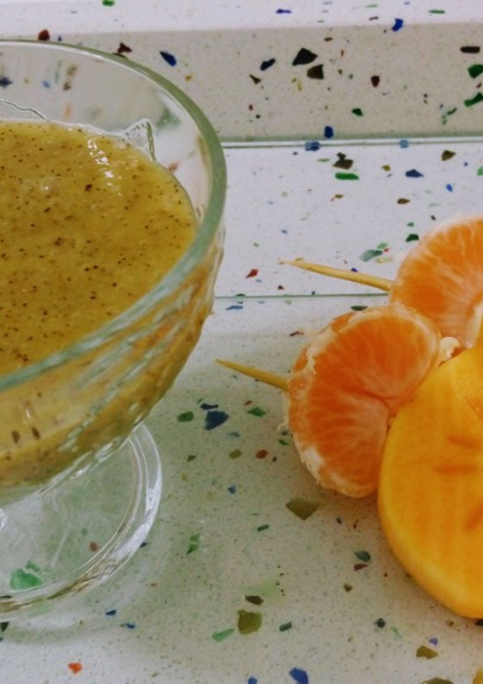 Una foto de Smoothie de kiwi con leche de coco y piruletas de caqui con mandarinas