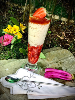 Una foto de Copa fácil de fresas y Mascarpone