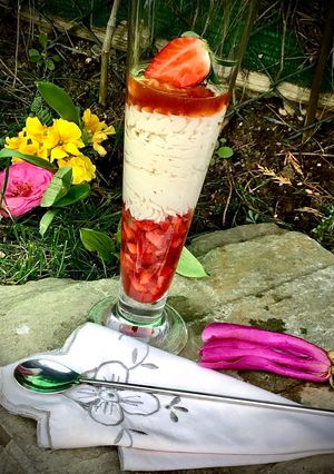 Una foto de Copa fácil de fresas y Mascarpone