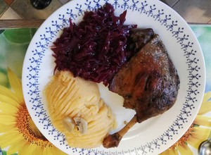 Konfitált kacsacomb római tálban káposztával és burgonyával recept fotója