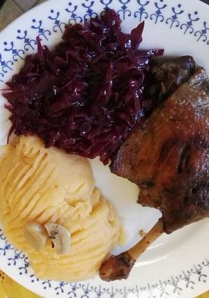 Konfitált kacsacomb római tálban káposztával és burgonyával recept fotója