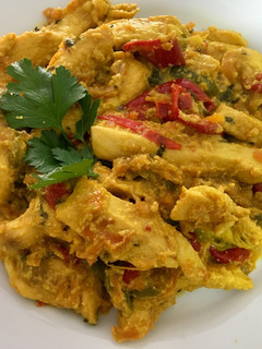 Una foto de Pollo al pimiento con salsa de kéfir al curry