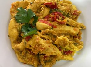 Foto principal de Pollo al pimiento con salsa de kéfir al curry