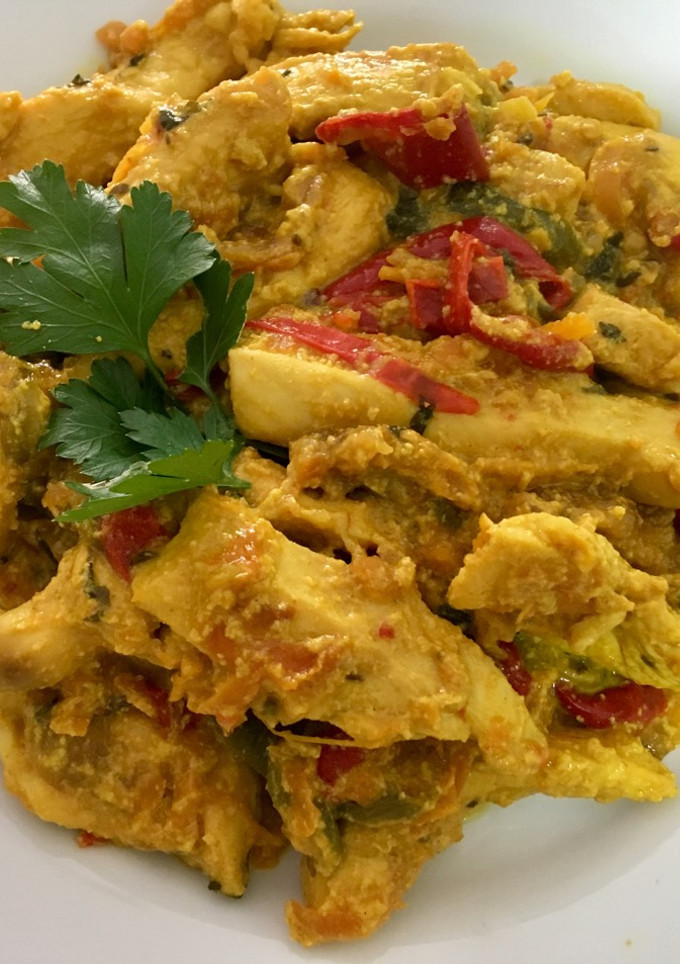 Una foto de Pollo al pimiento con salsa de kéfir al curry