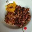 Hígado troceado con puré de mango y cebolla pochada