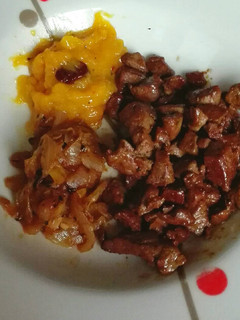 Una foto de Hígado troceado con puré de mango y cebolla pochada