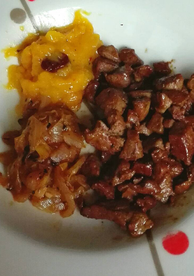 Una foto de Hígado troceado con puré de mango y cebolla pochada