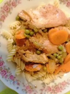 Tésztaágyon csirkemellszeletek, fűszeres zöldségekkel recept fotója