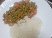 Una foto de arroz con guisantes y jamón serrano