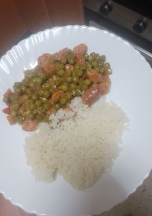 Una foto de Rehogado de arvejas con salchichas frescas y arroz blanco