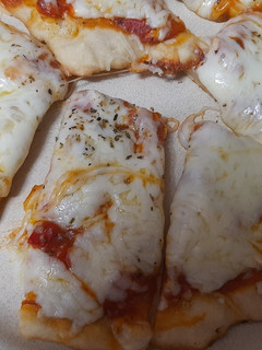 Una foto de Pizza con muzarella a la uruguaya😉😋