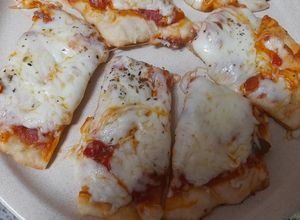 Una foto de Pizza con muzarella a la uruguaya😉😋