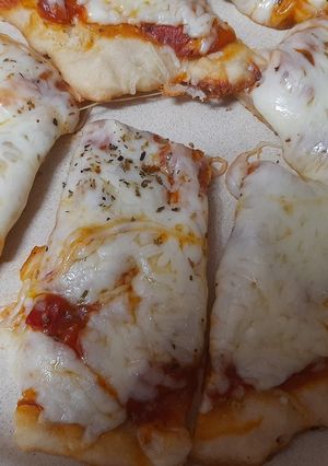Una foto de Pizza con muzarella a la uruguaya😉😋