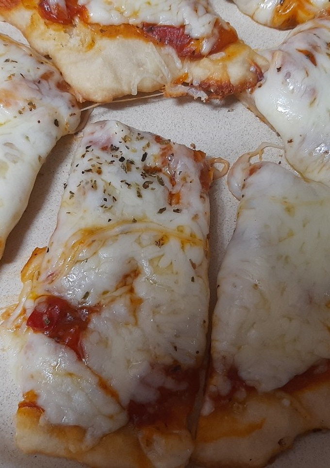 Una foto de Pizza con muzarella a la uruguaya😉😋