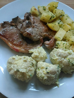 Una foto de Chuletas de cordero, coliflor en crema de puerros y patatas salteadas con cebollino