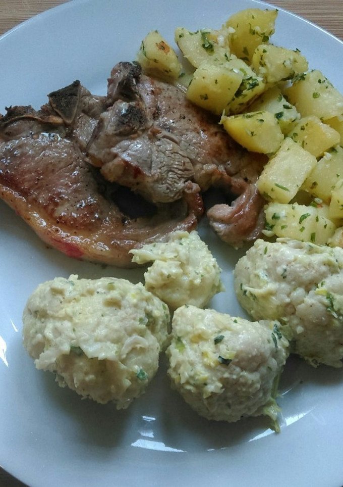 Una foto de Chuletas de cordero, coliflor en crema de puerros y patatas salteadas con cebollino