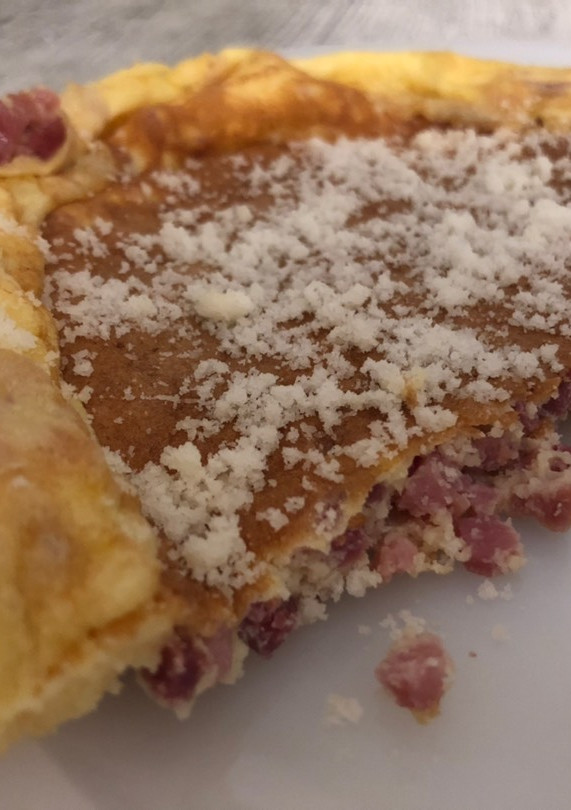 Una foto de Tortilla francesa de jamón serrano y queso