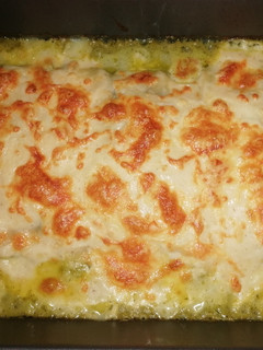 Una foto de Lasaña de salmón y espinacas sobre emulsión de calabacín