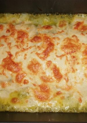 Una foto de Lasaña de salmón y espinacas sobre emulsión de calabacín