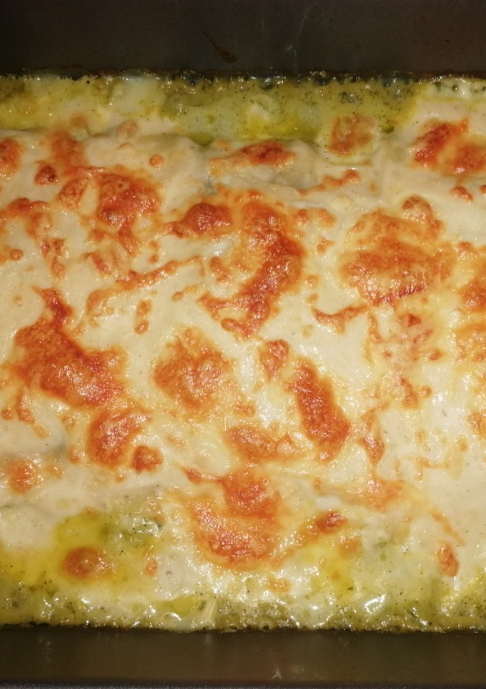 Una foto de Lasaña de salmón y espinacas sobre emulsión de calabacín