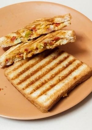 વેજ ગ્રીલ સેન્ડવીચ (Veg Grilled Sandwich Recipe in Gujarati) રેસીપી મુખ્ય ફોટો